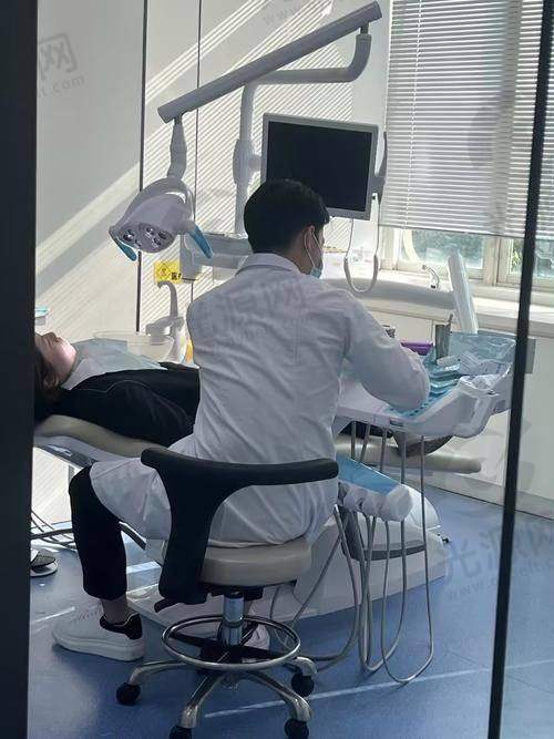 牙科私人贵还是医院贵？价格对比分析